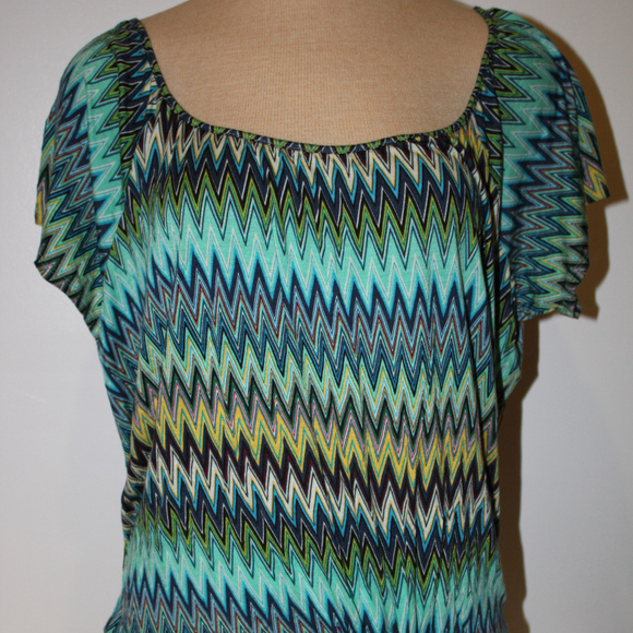 Short Sleeve Chevron Large Woman's Top w/ tie - Shades of Green / Short Sleeve - Picture 1 of 1